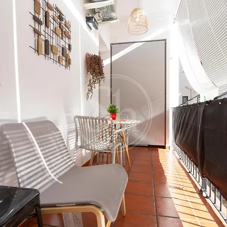 Chic Urban In Eixample Apartment